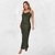 foto edtilo editorial com mulher loira usando sleepdrees longo na cor verde musgo 