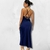 mulher de coque usando sleepdress lonmgo exibindo as costas e o decote de amarração