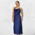 modelo de frente usando sleepdress azul marinho longo de cetim com decote drapeado
