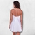 Modelo de costas usando sleepdress curto branco de cetim com três tiras verticais nas costas