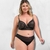 mulher loira plus size vestida com lingerie preta de renda e tule