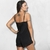 mulher magra de costas usando short doll preto