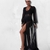 mulher negra usando um robe longo de tule preto 