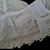 Conjunto de lingerie branco com tule bordado e detalhes em renda delicada, com fecho ajustável nas costas