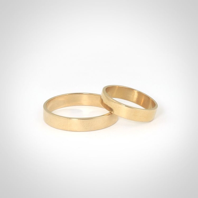 Anillo cinta en acero dorado thumbnail 2