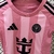 Conjunto infantil rosa do Inter de Miami, composto por camiseta e shorts, com detalhes em preto e logo da Adidas.
