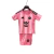 Conjunto infantil rosa do Inter de Miami, composto por camiseta e shorts, com detalhes em preto e logo da Adidas.