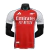 Arsenal​

Temporada 24/25​

Camisa oficial​

Uniforme titular​

Uniforme reserva​

Adidas​
LANCE!

Design clássico​

Vermelho e branco​

Cores tradicionais​

Canhão no peito​
MKT Esportivo

Detalhes azul-marinho​
MKT Esportivo

Tecnologia HEAT.RDY​
MKT Es
