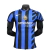 Inter de Milão​

Temporada 2024/25​

Camisa oficial​
ge
+1
Mantos do Futebol
+1

Uniforme titular​
Mantos do Futebol
+2
Mantos do Futebol
+2
Mantos do Futebol
+2

Uniforme reserva​

Uniforme alternativo​

Nike​

Listras azul e preto​

Design inovador​
Foo