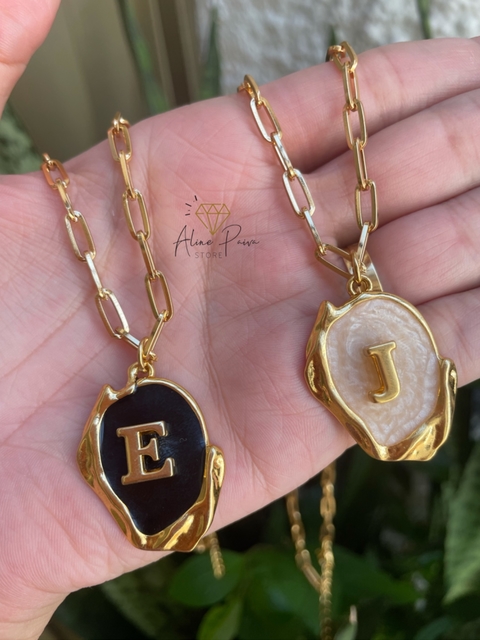 Colar letra madrepérola/cerâmica preto ref 080