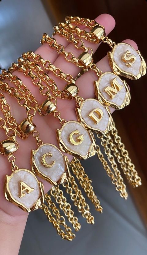 Colar Letra madrepérola ref 9765