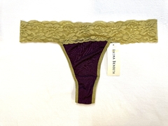 Tanga cintura puntilla uva con nude
