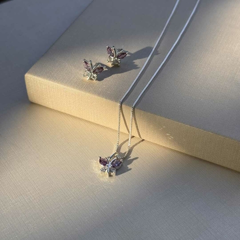 CONJUNTO BRINCO e COLAR BORBOLETA DELICADA LILAS - SEMIJOIA