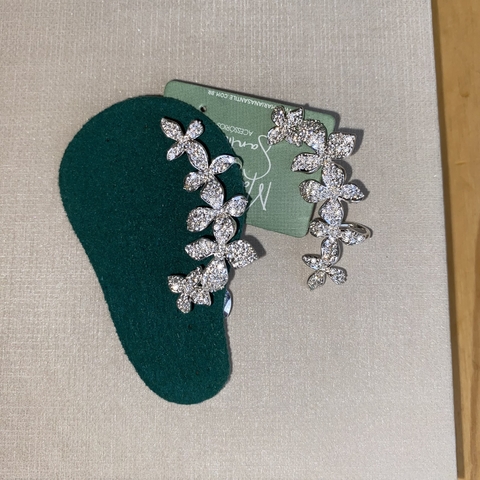 BRINCO EARCUFF FLORES FESTA -SEMIJOIA