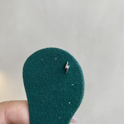 PIERCING RAIO COM PONTO DE LUZ - PRATA925