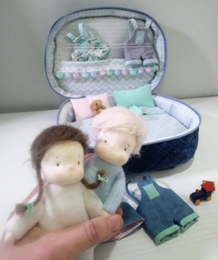Set Estilo Waldorf 2 Mini-muñecas+ Valijita+ Accesorios - Paola Chez