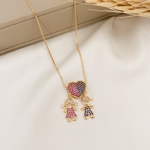 Colar Coração Cravejado Com Casal de Filhos Coloridos