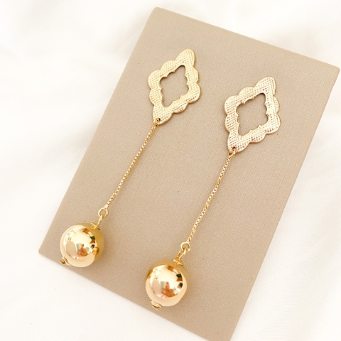 Brinco Longo Com Esfera Na Ponta