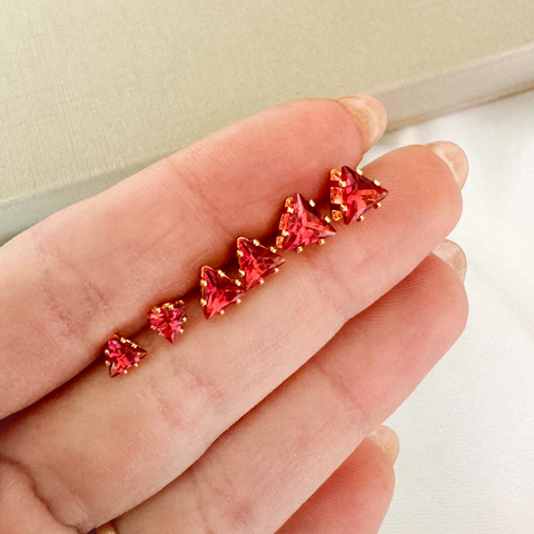 Brinco Triangulo em Zircônia Pink (UND) - comprar online