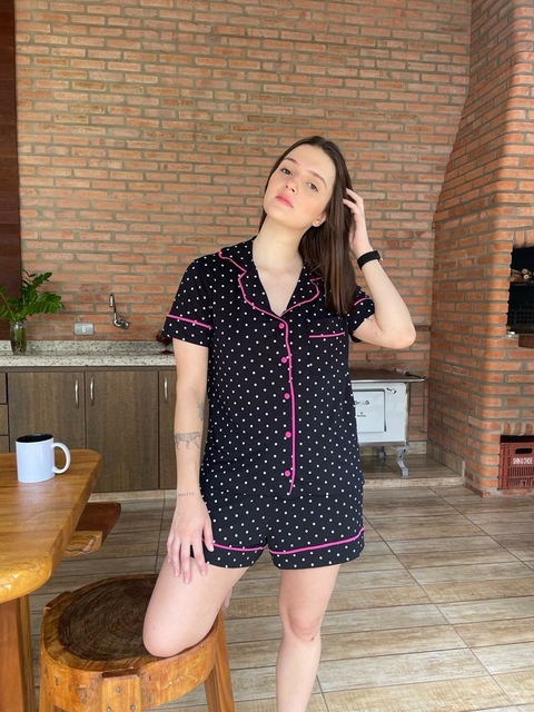 Pijama americano curto poá preto com bolinhas brancas com detalhe pink