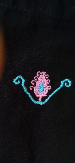 CAMISA CON BORDADO A MANO, TALLA MEDIANA en internet