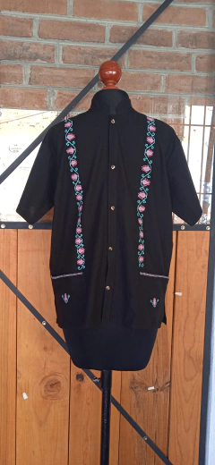 CAMISA CON BORDADO A MANO, TALLA MEDIANA