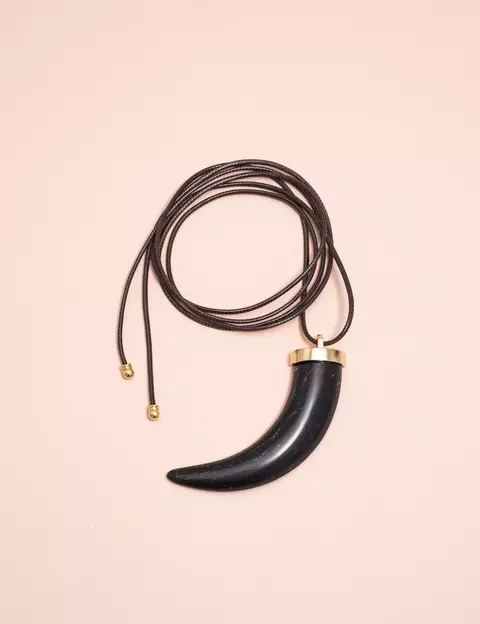 Colar courinho sintético dente osso