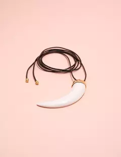 Colar courinho sintético dente osso - Marilelly