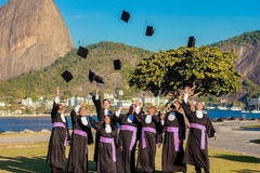 Imagem do Beca de Formatura para locação