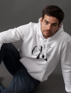 MOLETOM MASCULINO COM CAPUZ CALVIN KLEIN na internet