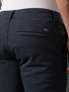 CALCA CHINO SARJA MASCULINO CALVIN KLEIN na internet