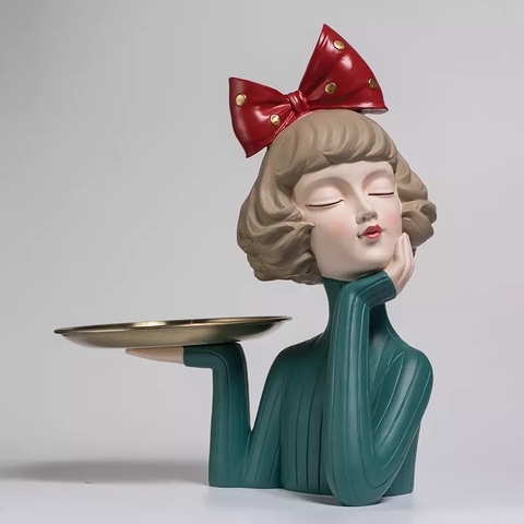 Estatueta escultura estátua de resina importada de menina garota nórdica europeia com olhos fechados e laço na cabeça segurando bandeja dourada de blusa gola alta vermelha . Porta objetos maquiagem chaves . Boneca decoração para casa escritório consultóri