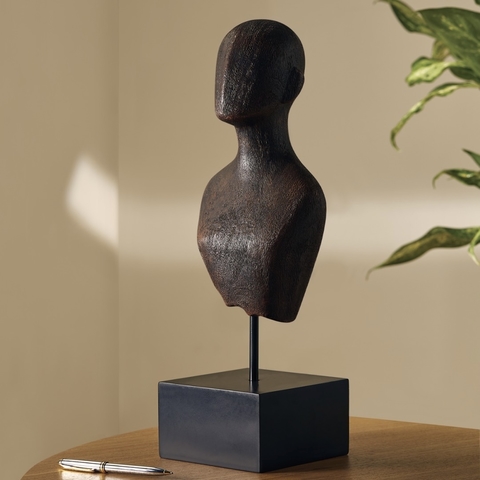 Escultura Busto abstrato de poliresina e padrão madeira . Busto minimalista abstrato moderno com rosto feição cara de pessoa na cor marrom escura . Africana caracterizada . Padrão de madeira estilo africano clássico . Objeto de decoração para aparador , s
