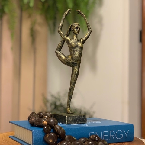 Linda escultura de Bailarina com toque de delicadeza e presença. Uma estatueta de bailarina bronze tom dourado ouro velho envelhecido acobreada para sua decoração. Bailarina em movimento do balé.