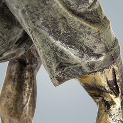 Estatueta de jogador de Golfe em resina e padrão metálico e detalhes . Escultura para decoração de aparador , sala , home office, mesa de trabalho de escritório , estante , consultório. Objetos de decoração em poliresina . Ideia de Presente para homem . A