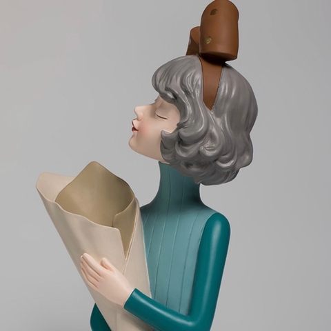 Peça maravilhosa da linha Sophie Ma Chérie, de resina delicada e sofisticada , pintada a mão . Variações Coleção Lili e Mika. Estatueta estátua escultura de Boneca Menina garota com laço na cabeça e olhos fechados segurando vaso ramalhete de flores . Nórd
