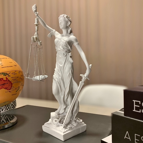 Estatueta fino acamento de Themis a deusa da Justiça. Essa escultura apresenta com olhos vendados e balança pendente de metal. Decoração para escritório de advocacia . Estátua para advogados de resina poliresina branca ou cobre fundido
