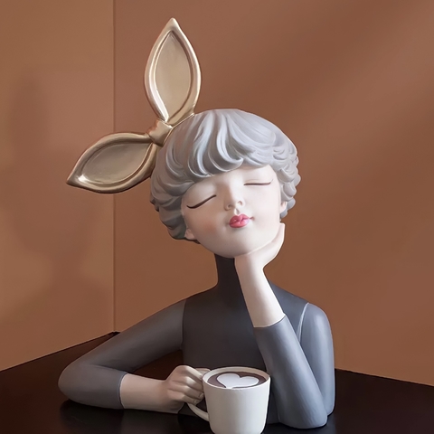 Estatueta Escultura estátua da linha Sophie Ma Chérrie para seu cantinho do café , delicada e sofisticada , pintada a mão. Variações Escultura Lili e Mika . Estátua Menina Garota de resina laço na cabeça nórdica de olhos fechados vintage atual moderna de 
