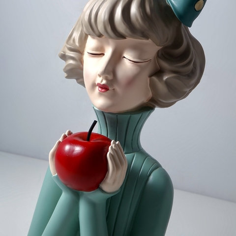 sophie-red-apple-escultura-garota-segurando-maca-vermelha-menina-em-resina