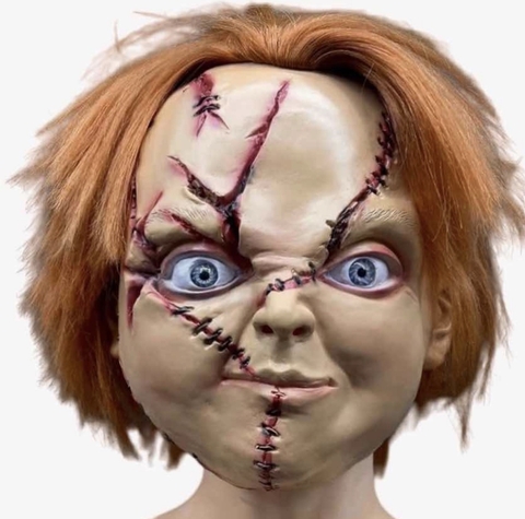 Máscara realista do personagem Chucky, com cabelo implantado e olhos de acrílico, apresentando cicatrizes detalhadas no rosto.
