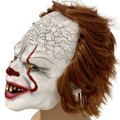 Máscara realista do palhaço Pennywise do filme IT, com cabelo implantado e detalhes faciais expressivos.