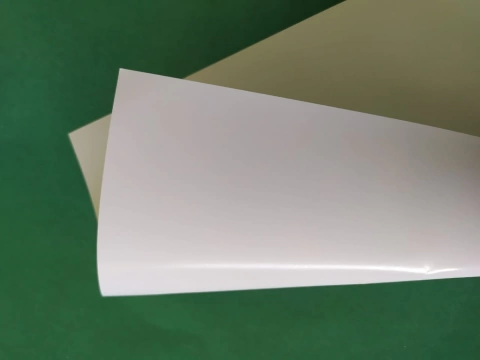 Imagem do papel couché 150g fosco em pacote com 100 folhas, ideal para impressões nítidas e coloridas.