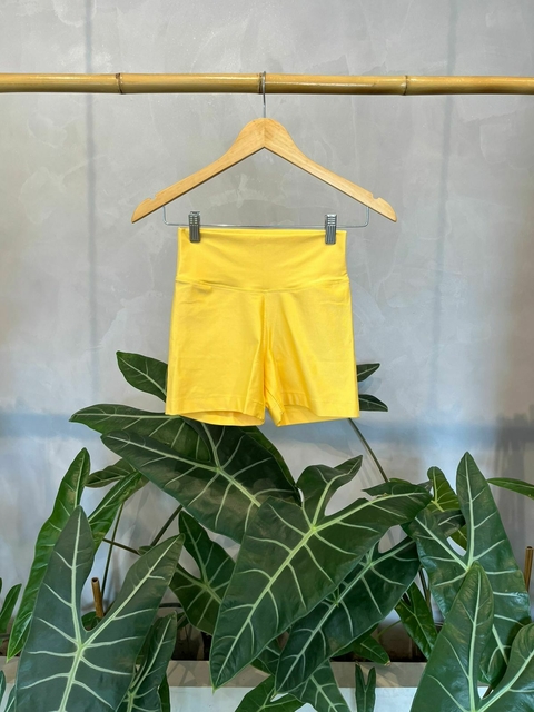 Short Box Amarelo Suave - comprar online
