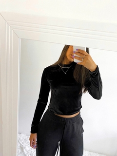 CROPPED LEONA na internet