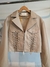CAMPERA BEIG SEMIL CUERO IMPORTADA DETALES CORDONES - TALLE L 2XL