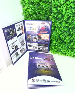 Catálogo Personalizado 4X4 Cores + Laminação Fosca Frente e Verniz Local na Frente Tamanho altura 31cm por Largura 45Cm - comprar online