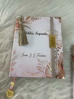 Bíblia Personalizada M Média - 13,5 x 18,5 x 2,5 - Biblia Evangélica - Lateral paginas Branca CCB -B15 - Heliarte Personalizados
