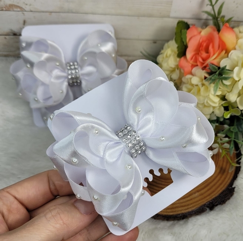 Bico de pato com pérolas e extrass branco