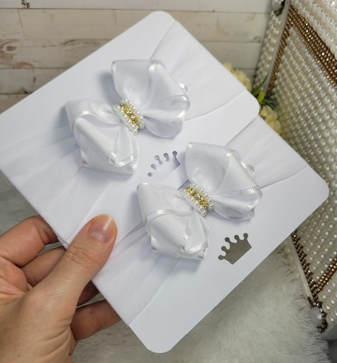 Laço na Meia branco com extrass e perólas