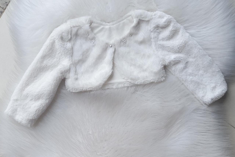 Bolero Pelinhos sem Gola com detalhes de Perólas